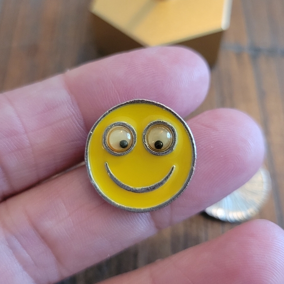 Vintage Smiley Face Earrings - Picture 3 of 3